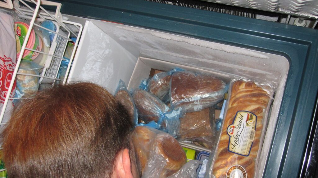 Freezer bag and label system for batch cooking practical detail