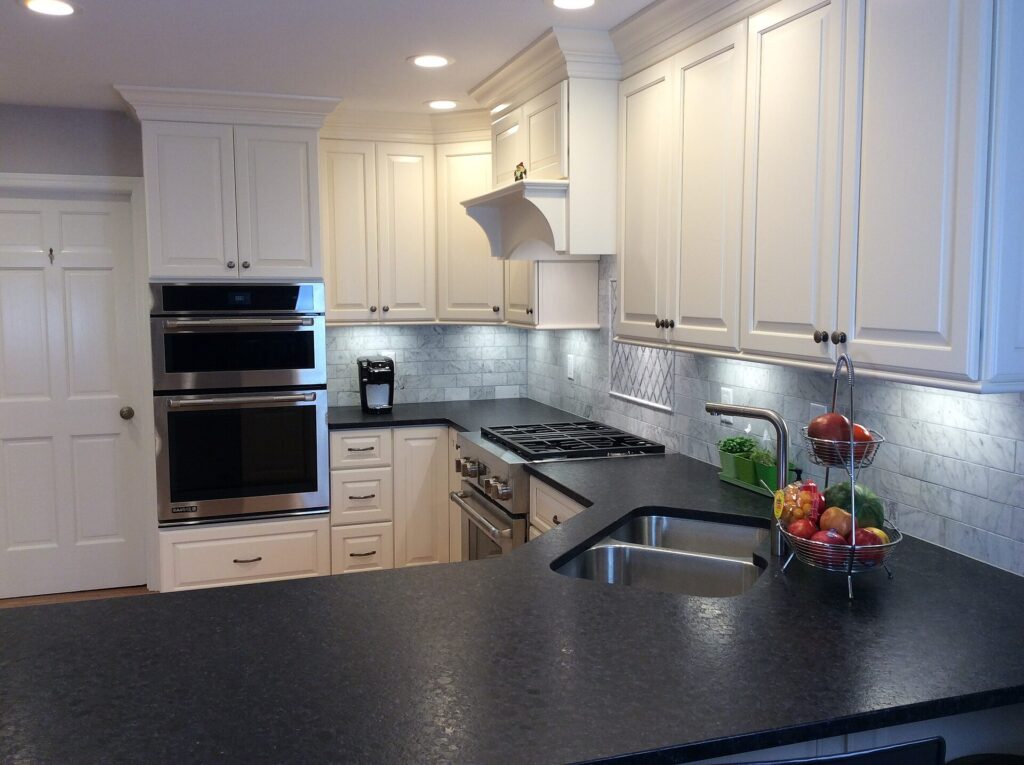 Modern kitchen with clear worktop, sink and cooking space